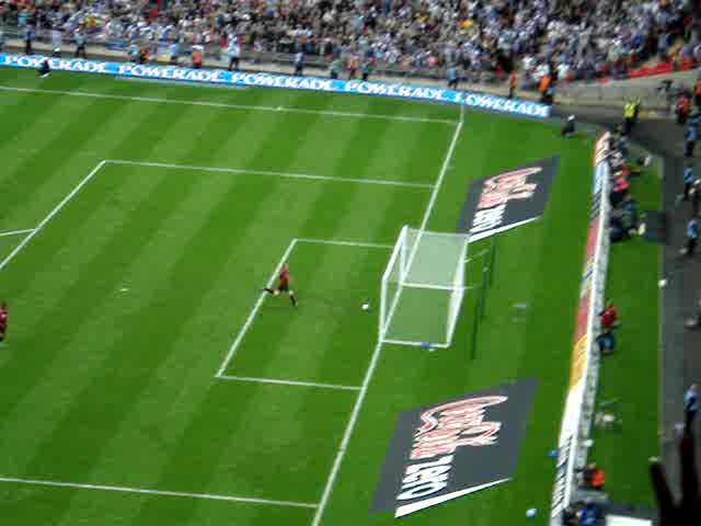 Arco de fútbol vacío durante un partido sin goles