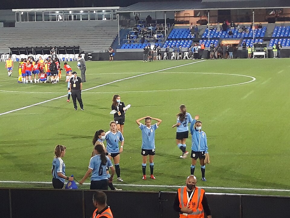 Vista aérea de un partido de fútbol en estadio lleno