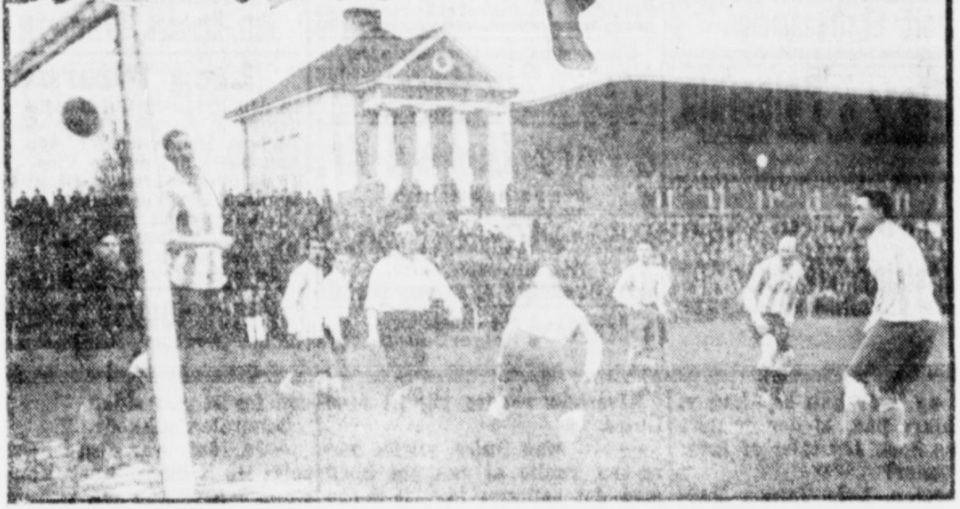 Aficionados viendo un partido de fútbol en un bar deportivo
