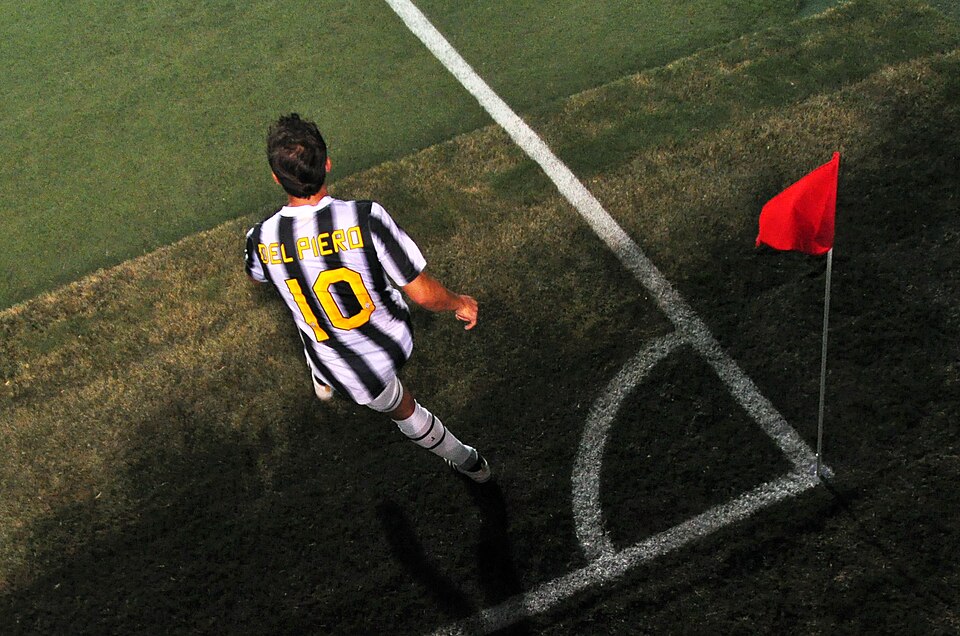 Ejecución de un tiro de esquina durante un partido de fútbol