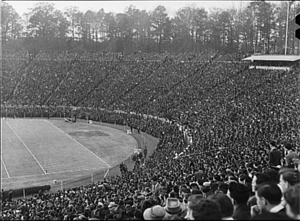 Vista amplia del estadio en una noche de partido